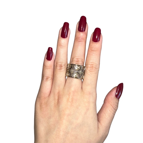✨💖 Ann Taylor Fashion Patterned Gold Ring Size 8 and Stretchable 💖✨ - Picture 5 of 7